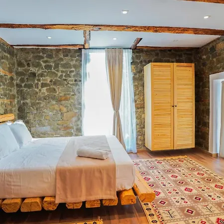 Villa Maxhaku Tirana